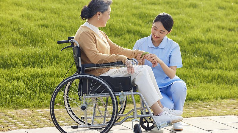 养老产业加盟代理费用主要包括以下几个方面：