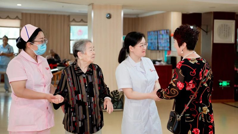 护工：养老服务中的关键角色及其职责解析